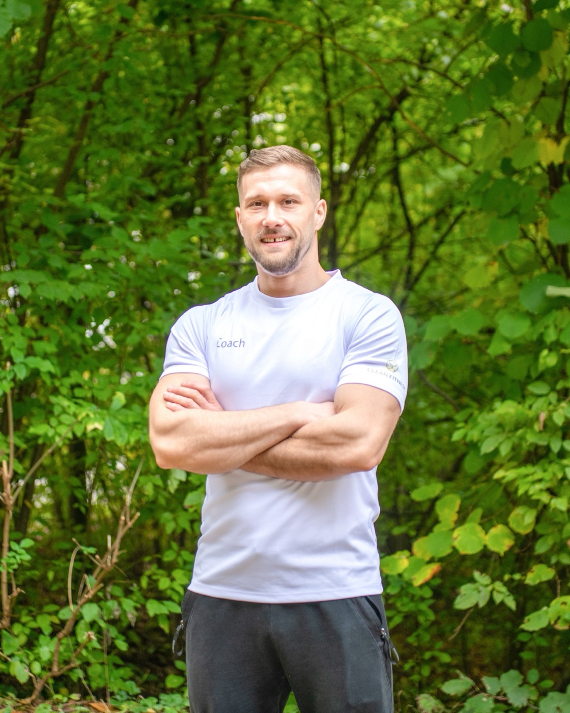 Coach Zoltan Hebok mit verschränkten Armen im Freien